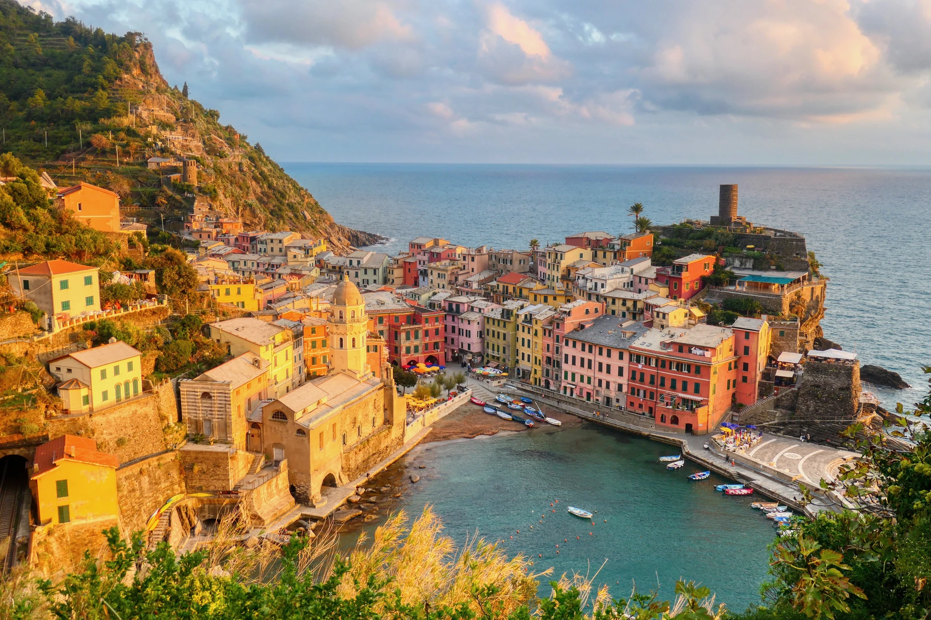 Il porticciolo di Vernazza con le barche e le case-torre attorno alla piazzetta