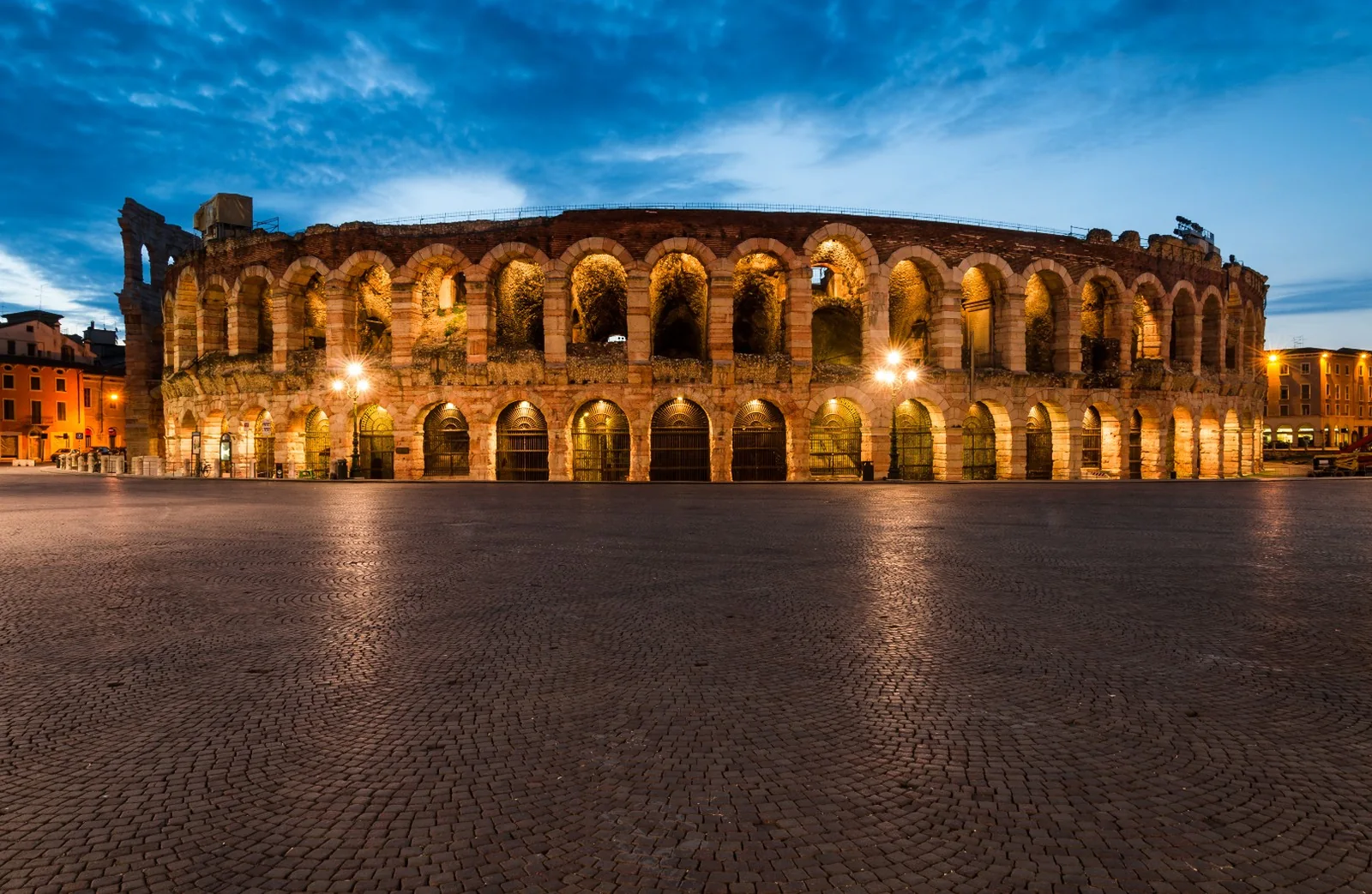 L'Arena di Verona in piazza Bra al tramonto
