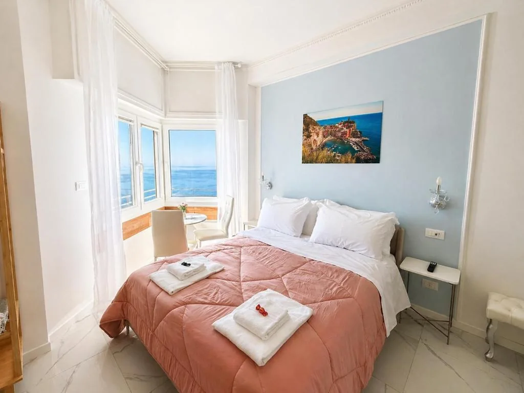 Vertigini Suites, Il Rifugio dell Amore per SOLE COPPIE , A 50m dalla Stazione e dalla Via dell Amore con Vista Mare e Intimità Appagante