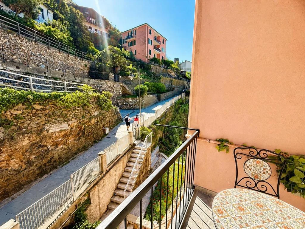 Vertigini Suites, Il Rifugio dell Amore per SOLE COPPIE , A 50m dalla Stazione e dalla Via dell Amore con Vista Mare e Intimità Appagante — foto 6