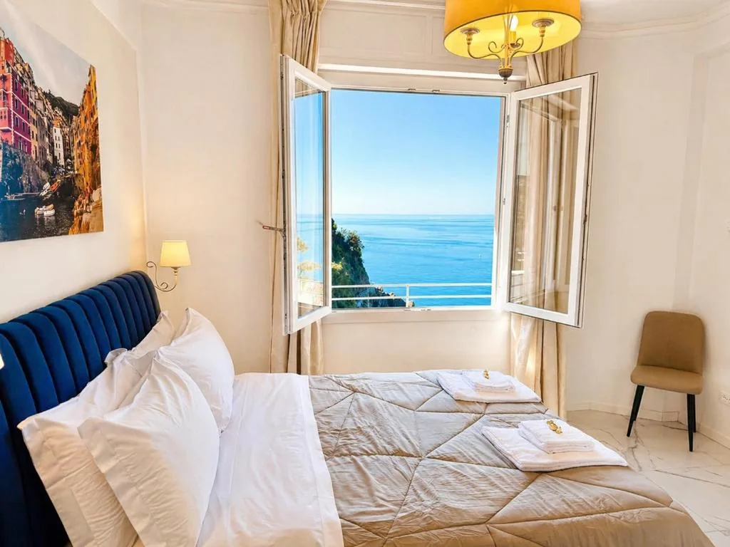 Vertigini Suites, Il Rifugio dell Amore per SOLE COPPIE , A 50m dalla Stazione e dalla Via dell Amore con Vista Mare e Intimità Appagante — foto 7