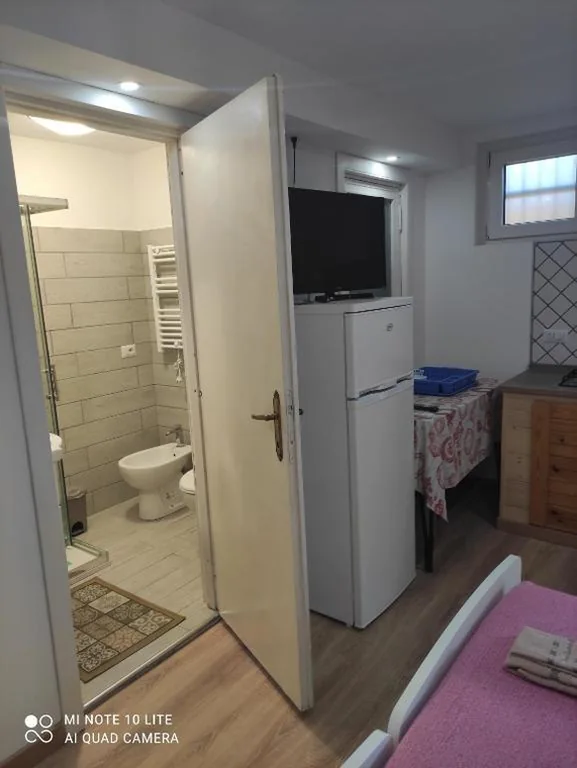 VILLA GIULIANA stanze con bagno interno in Villa a 350 mt spiaggia libera Lido delle Sirene — foto 6