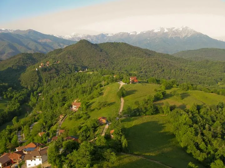 Villanova Mondovì ai piedi delle montagne del Monregalese