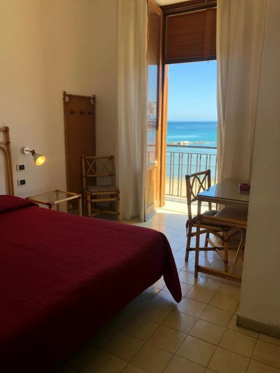 VisitPonza – Le Stanze Sulla Spiaggia — foto 5