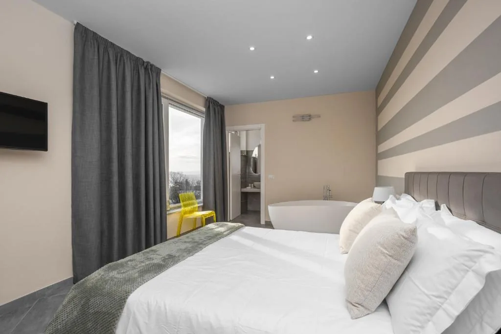 VIVERONE LAKE ROOMS